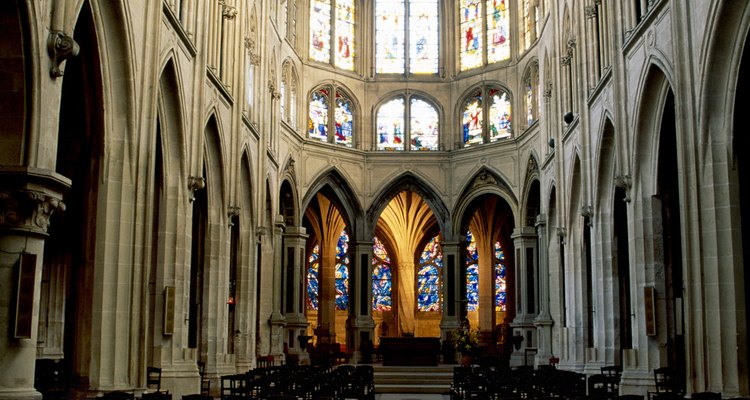 Os arcos de apoio da Catedral de Notre Dame possuem ambos os estilos arquitetônicos