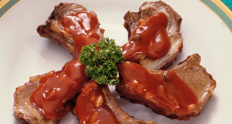 Una salsa de tomate clásica con algunos cambios será una buena manera de mejorar un trozo de cerdo.