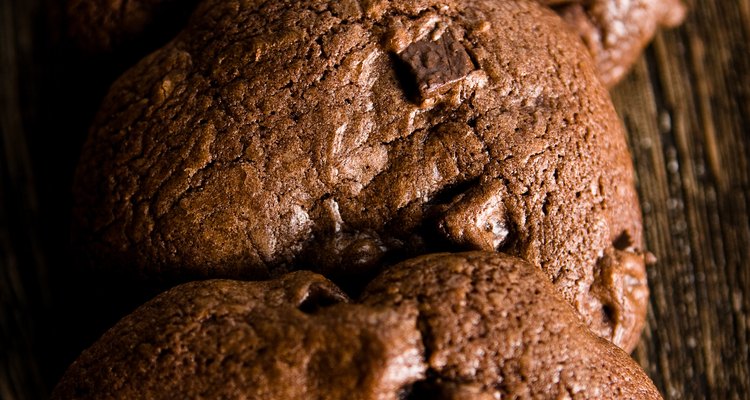O cacau não deixa os biscoitos escuros, mas combina com especiarias doces e castanhas