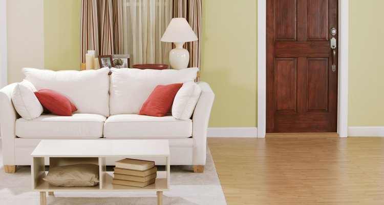 Este sofá de estilo esmoquin tiene una parte trasera adicional y cojines a los lados para suavizar las líneas esbeltas de la parte trasera y los reposabrazos.