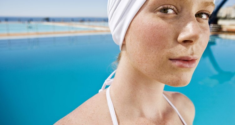 Uma touca de natação pode impedir que o cabelo fique estragado devido aos donos do sol e do cloro