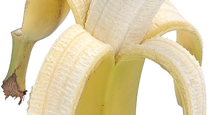 Pela el plátano y cómelo.