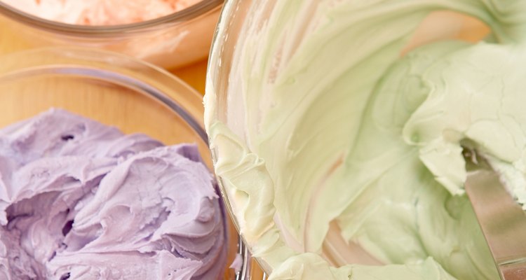 Crea un hermoso glaseado color pastel al combinar colorante comestible y glaseado.