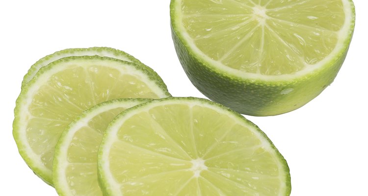 El limón es un excelente limpiador en la cocina.