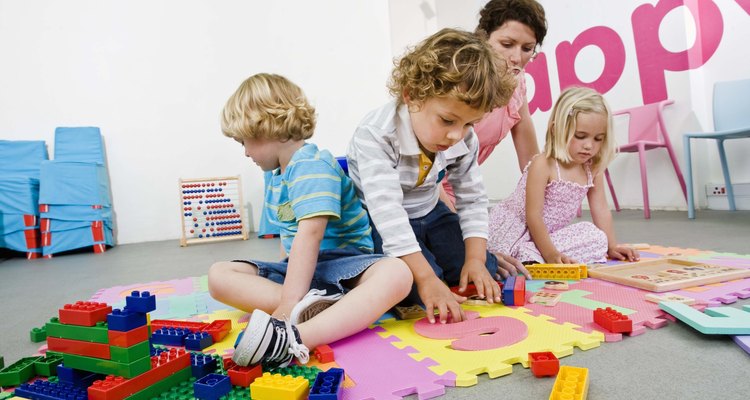 El unir los bloques ayuda a que los niños desarrollen su imaginación y creatividad.