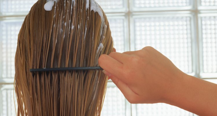 Los masajes al cuero cabelludo también ayudan al efecto de las mascarillas capilares y al brillo del cabello.