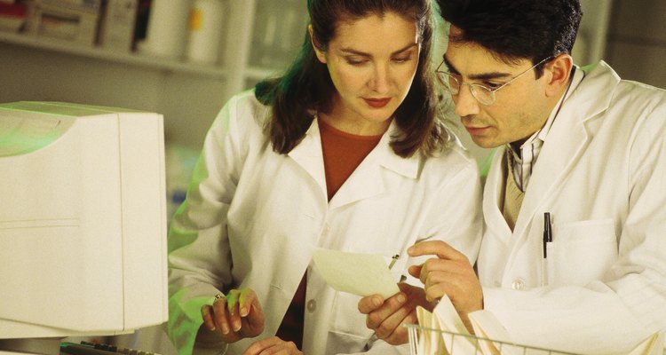 Los técnicos de farmacia deben trabajar bajo la supervisión de un farmacéutico licenciado.