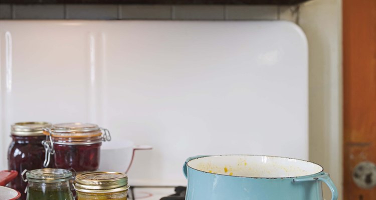Uma camada de tinta resistente ao calor pode renovar a aparência de um fogão velho