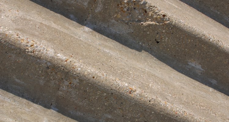 Evita repetir los viajes a la ferretería determinando la cantidad de cemento que necesitas antes de comenzar el trabajo.