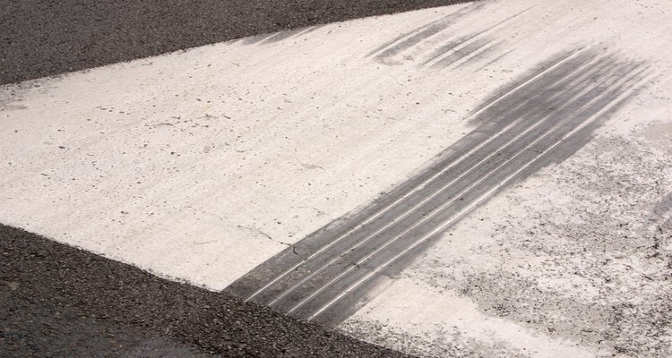 O asfalto contém bitume ou alcatrão, que precisa de temperaturas superiores a 150 ºC para liquifazer