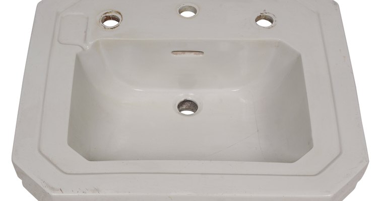 Si tu lavabo tiene alguno de estos problemas y si estos daños son superficiales, puedes repararlos con piedra pómez o bicarbonato.