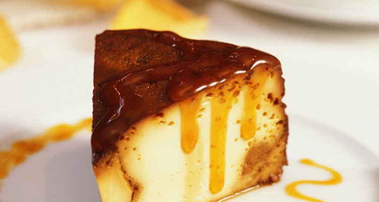 Agrega el sabor de las manzanas y caramelo a una tarta de queso.