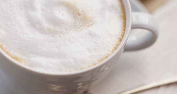 La espuma de la leche puede usarse también para decorar bebidas de café.