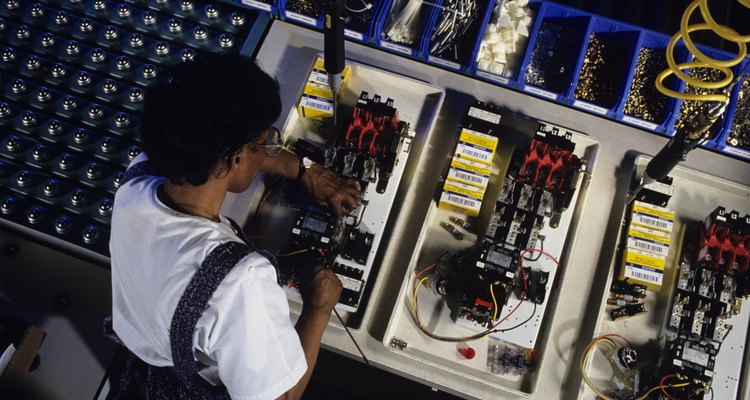 Los técnicos de sistemas electrónicos ganan su salario instalando y reparando muchos tipos de sistemas.
