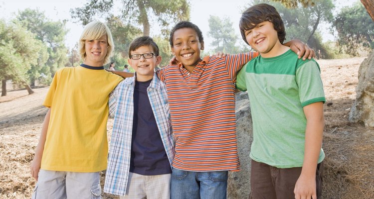 Los niños pre-adolescentes forman fuertes lazos de amistad entre sí y además suelen ser leales a su grupo de iguales.