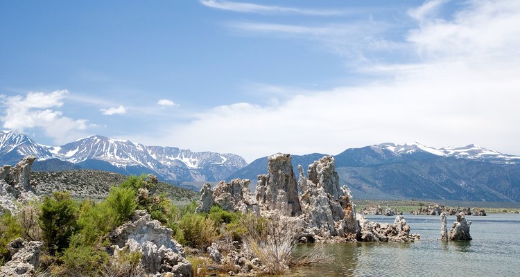 Las montañas Sierra Nevada se elevan bruscamente al oeste del lago Mono Lake.