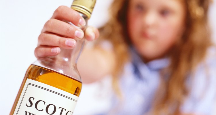 El alcohol y otras adicciones en la familia tienen efectos serios en los niños.