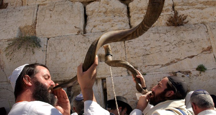 Judíos en el Muro Occidental en Jerusalén, el lugar más sagrado para el judaísmo, tocan shofares de cuerno de antílope.