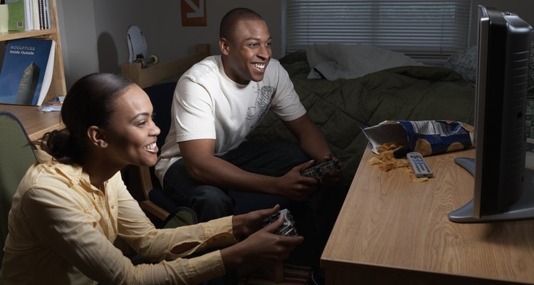 Casal jogando videogame