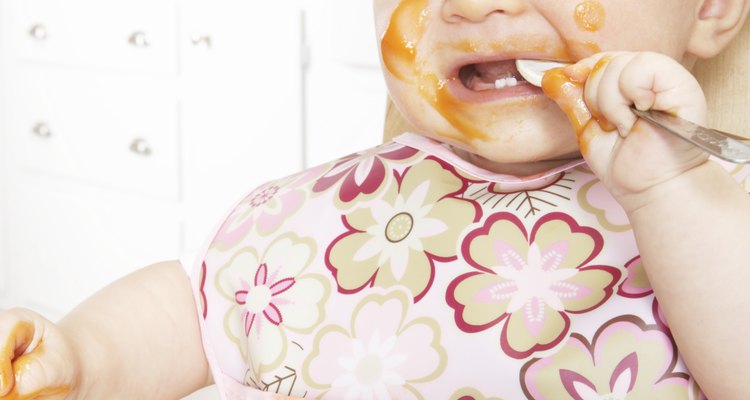 La idea no es sólo que el bebé coma cosas sólidas, sino también que aprenda a comer.