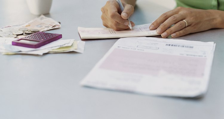 Una mujer calculando las finanzas.