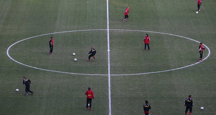 Um círculo central com um raio de 9 metros encontra-se no meio do campo