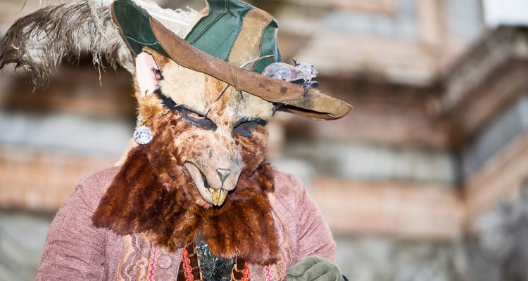 Make a rat mask with inexpensive craft materials.