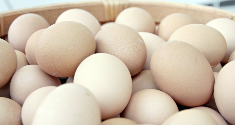 Si bien puedes comer huevos crudos cuando estás amamantando, siempre es mejor cocinarlos.