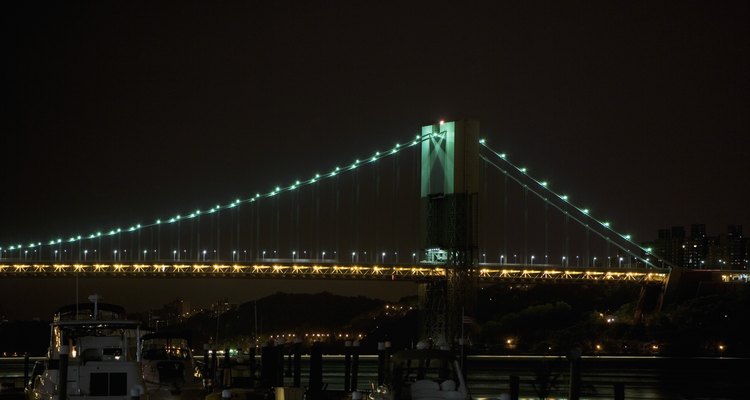 Da un paseo romántico a través del puente de Brooklyn.
