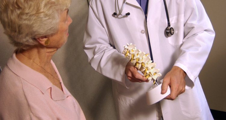 A musculação previne a osteoporose por estimular a absorção de cálcio e a deposição de matriz óssea