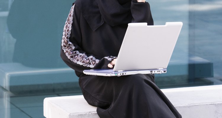 Mujer árabe utilizando una laptop.
