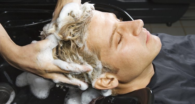 Rizar el cabello de hombre no es tan difícil.