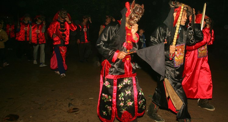 Dança Nuo no Festival da lanterna em 23 de fevereiro de 2005, em Zhanjiang