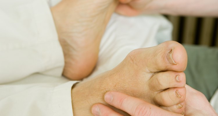 Aprende a dar un relajante masaje de pies a tu pareja.