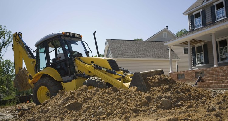 El uso más común para una excavadora es mover grandes cantidades de tierra y el suelo.