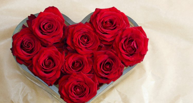 Puedes usar rosas para crear decoraciones de aniversario caseras.