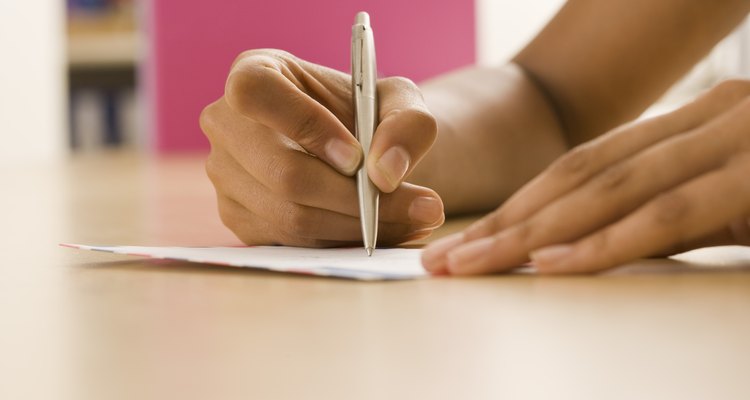 Mujer firmando el cheque de pago.