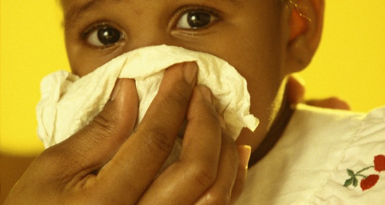 Uno de los mayores riesgos de la exposición de tu bebé a un virus de la gripe es que ella puede contraer un resfriado.