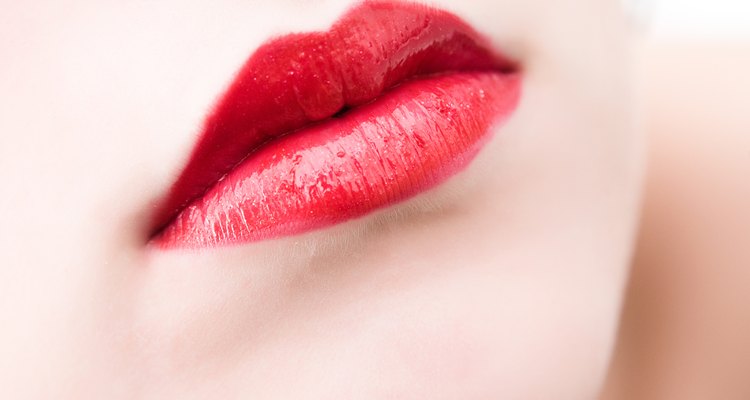 Puedes tener labios suaves y temporalmente llenos sin cirugías usando aceite de canela.