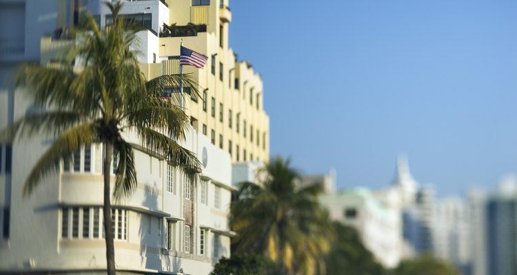 Aprovecha las hermosas playas de Miami dando un paseo mañanero en la costa de sus playas.