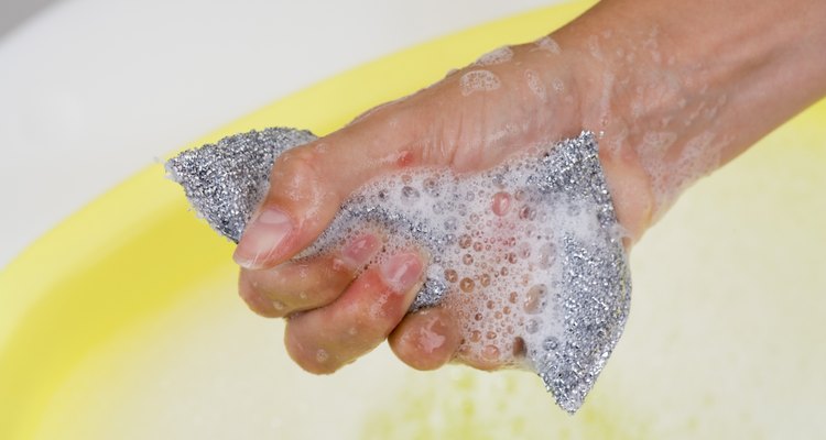 Lava la pared con agua tibia y jabón, enjuaga con un paño húmedo y luego seca con una toalla.