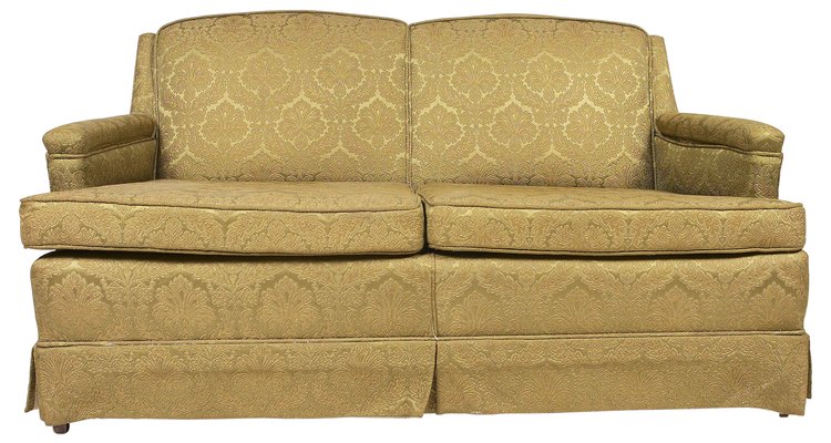 Un sofá beige pone a tierra la energía de la sala de estar.