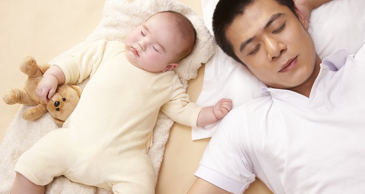Cómo vestir a un bebé para la hora de dormir.