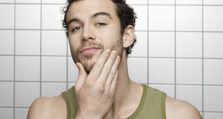 Algunos hombres tienen partes vacías en su vello facial.