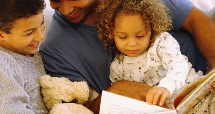 Involucra a tu niño en historias por medio de oraciones familiares completas con rimas