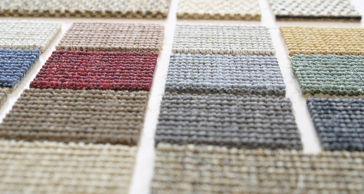Ejemplos de azulejos de alfombra que pueden comprarse e instalarse sin asistencia profesional.