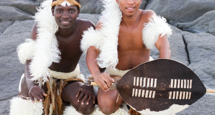 Hombres Zulu posando.