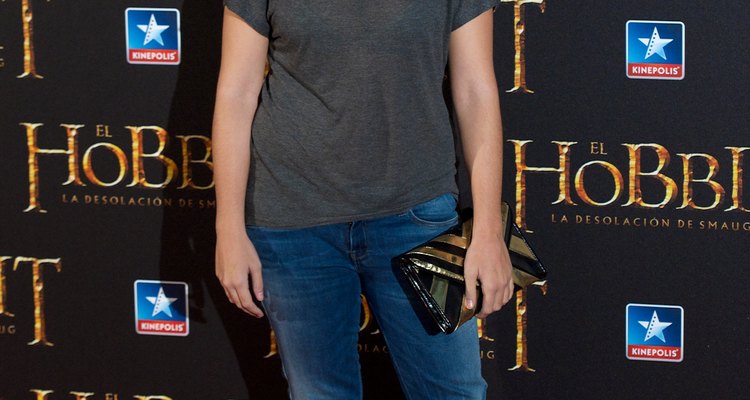A atriz Elena Furiase usando um colar chamativo