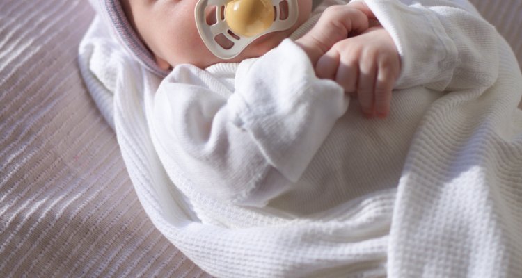 Una manta de recepción puede ayudar a mantener a tu bebé caliente mientras está en el hospital.