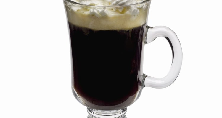 Misture o creme Bailey's com café para uma bebida cremosa